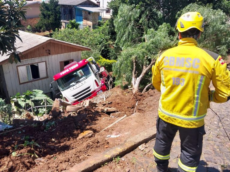 Caminhão sai da pista e quase cai sobre residência em Videira