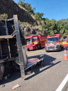 Carreta tomba e deixa motorista preso as ferragens na SC-453