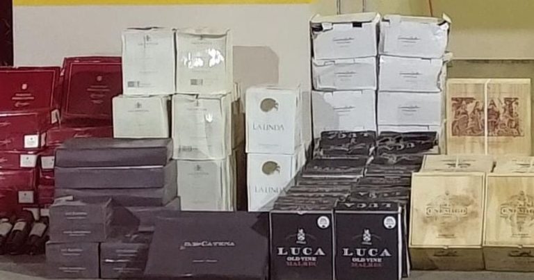 Carro com suspensão baixa chama a atenção em rodovia e PMRv apreende carga de mais de R$ 150 mil em vinhos