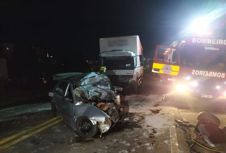 Jovem de 23 anos morre em batida frontal entre carro e caminhão na BR-282