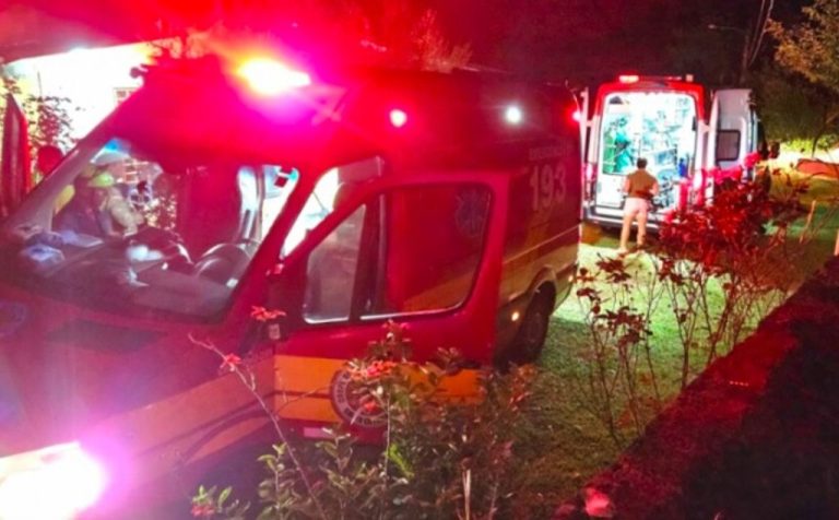 Idoso morre ao ser atacado por touro no Oeste; esposa também foi atingida