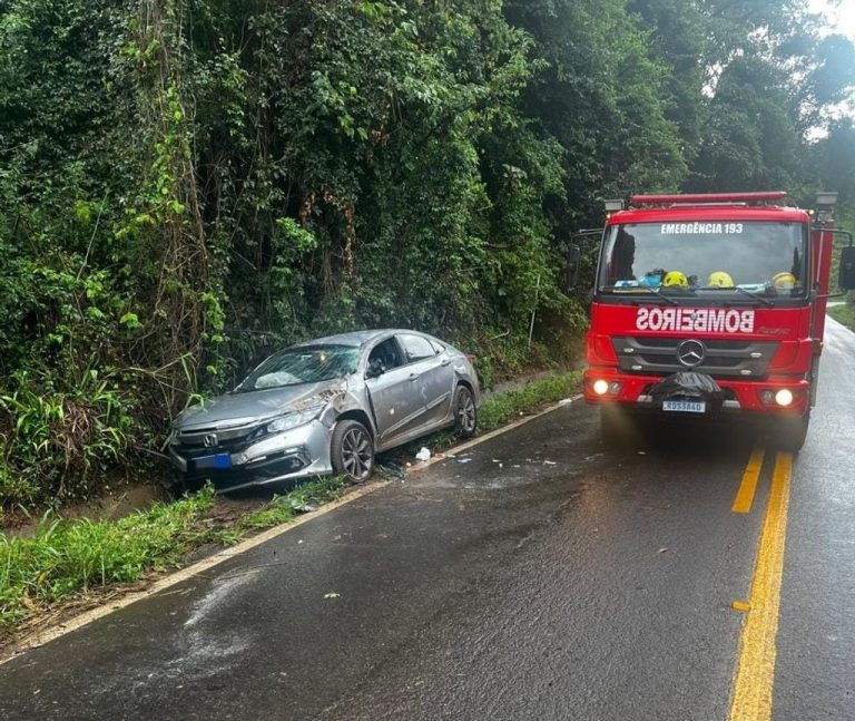 Idoso fica ferido em capotamento de veículo na SC-464