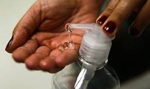 Fim do álcool 70%? Anvisa proíbe venda do produto a partir de abril em supermercados e farmácias