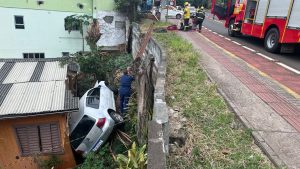 Carro sai da pista e bate contra casa no Acesso Adolfo Zigelli em Joaçaba