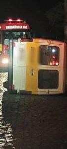 Mulher fica ferida em acidente com van em Videira