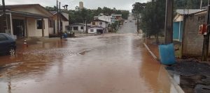 Idosa precisou ser resgatada pelos bombeiros em Ponte Serrada durante alagamento