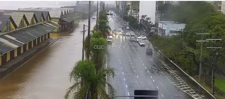Chuva provoca cheia histórica no Rio Guaíba em Porto Alegre