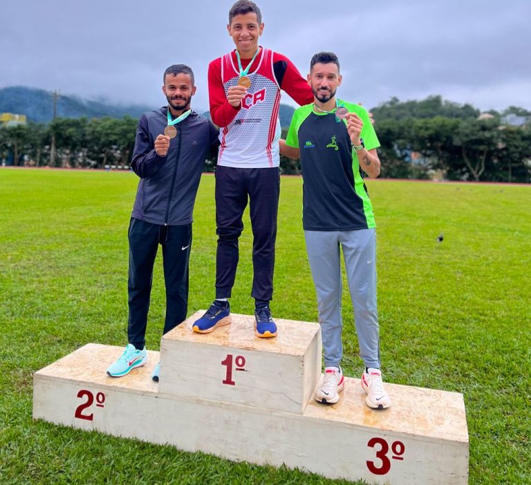 Douglas Silva é medalhista de bronze no Campeonato Catarinense de Atletismo