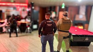 Polícia prende dona de bar em operação contra exploração sexual na região