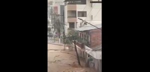 VÍDEO: Cratera se abre e “engole” poste de energia elétrica em Capinzal