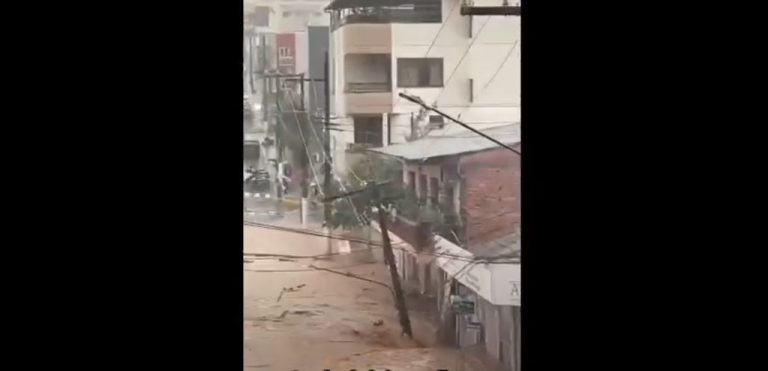 VÍDEO: Cratera se abre e “engole” poste de energia elétrica em Capinzal