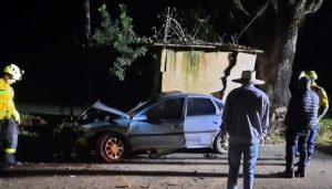 Motorista fica ferido depois de colidir carro em casinha de ônibus