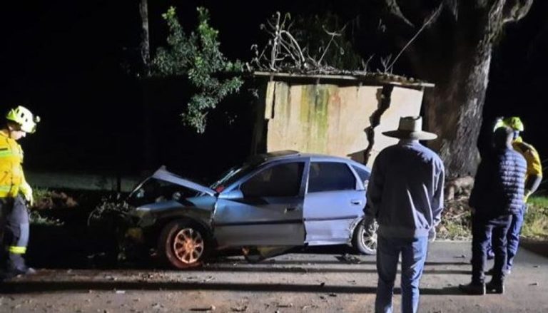 Motorista fica ferido depois de colidir carro em casinha de ônibus