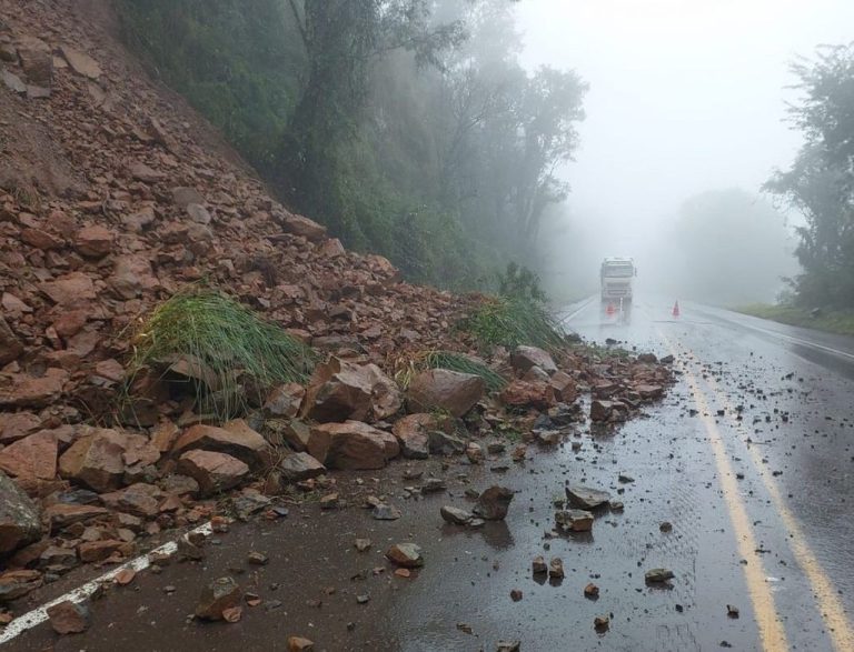 Deslizamento de terra na BR-153 deixou a via interditada neste domingo, em Concórdia