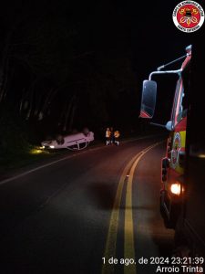 Carro capota na SC-464 e motorista foge em Salto Veloso
