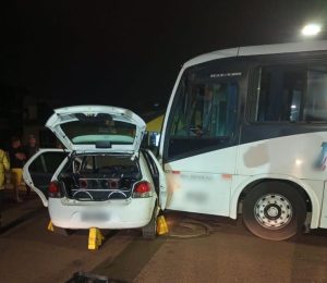 Mulher fica ferida em acidente entre carro e ônibus no centro de Campos Novos