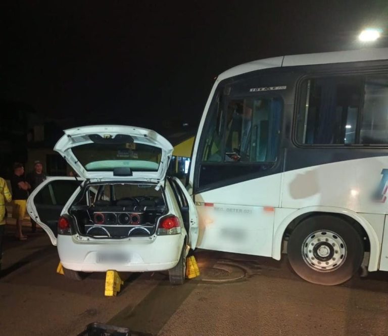 Mulher fica ferida em acidente entre carro e ônibus no centro de Campos Novos