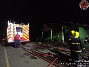 Incêndio em residência em Santa Cecília é controlado pelo Corpo de Bombeiros