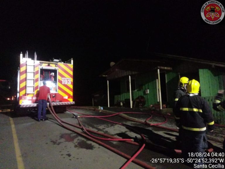 Incêndio em residência em Santa Cecília é controlado pelo Corpo de Bombeiros