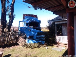 Motorista fica gravemente ferido em acidente entre carretas em Santa Cecília