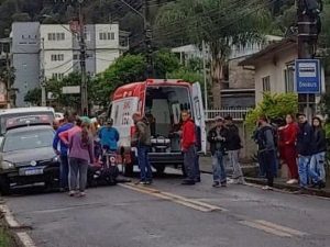 Grave acidente entre carro e moto deixa mulher desacordada na Vila Pedrini, em Joaçaba