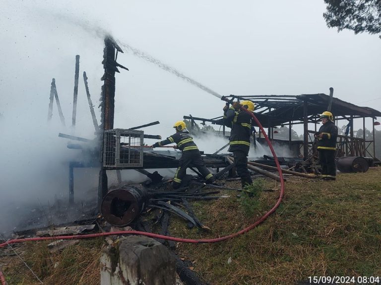 Incêndio destrói estrutura após festa no interior de Santa Cecília