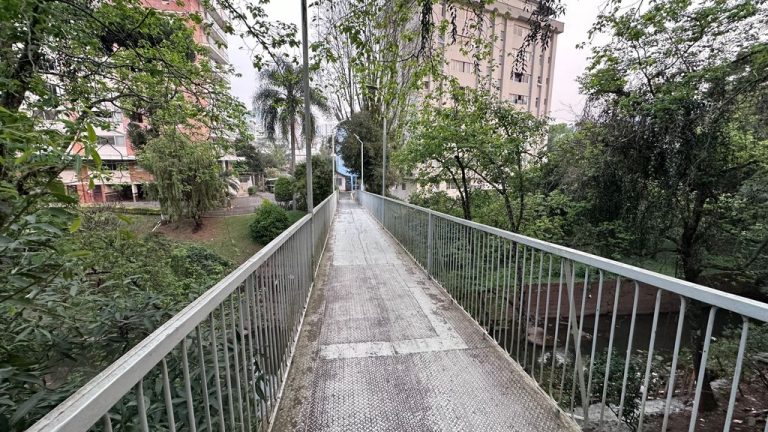 Obra de substituição de passarela altera rotina de pedestres no centro de Joaçaba