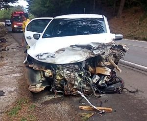 Quatro pessoas são socorridas após acidente entre carro e caminhão na BR-470