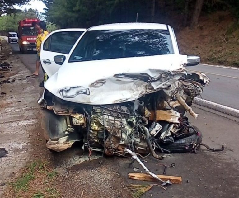 Quatro pessoas são socorridas após acidente entre carro e caminhão na BR-470