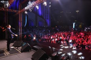 Natal da Família em Chapecó tem início com show do Padre Ezequiel