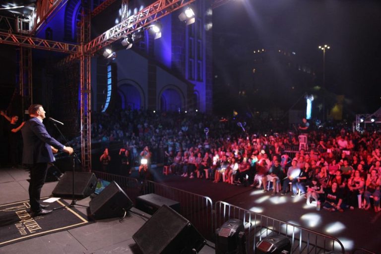 Natal da Família em Chapecó tem início com show do Padre Ezequiel