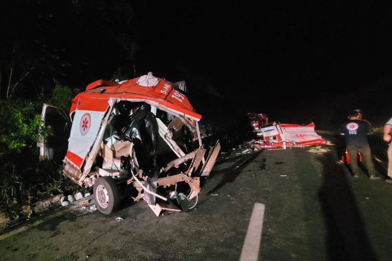 Quatro pessoas morrem em acidente envolvendo ambulância do Samu no PR