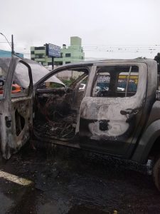 Incêndio destrói caminhonete na Av. Fernando Machado em Chapecó