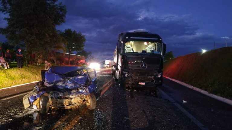 Colisão com carreta deixa homem morto e picape destruída na BR-153