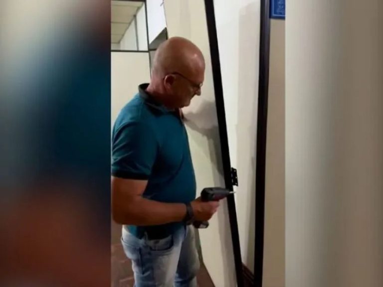 Inusitado: Prefeito de cidade da região retira porta do gabinete após assumir mandato; assista