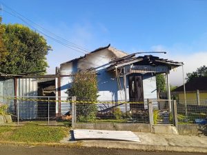 Incêndio destrói casa em Ipira e proprietária passa mal