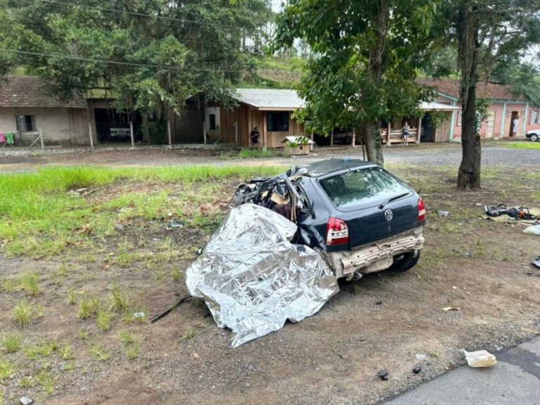 TRAGÉDIA: Colisão entre carro e carreta deixa 3 mortos na BR-470, em SC